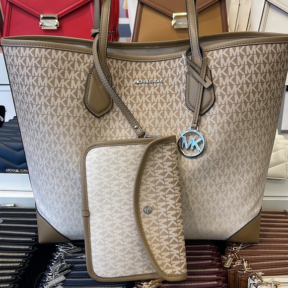 Michael Kors Eva Large Ombré Signature Logo Tote Bag
Husk 
NWT - Picture 14 of 16